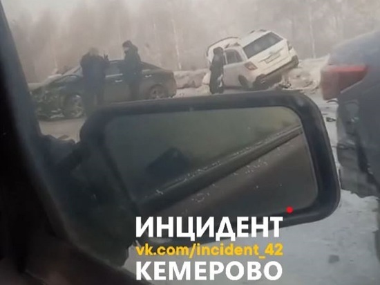 Автомобиль вылетел на обочину в результате массовой аварии на кемеровском проспекте