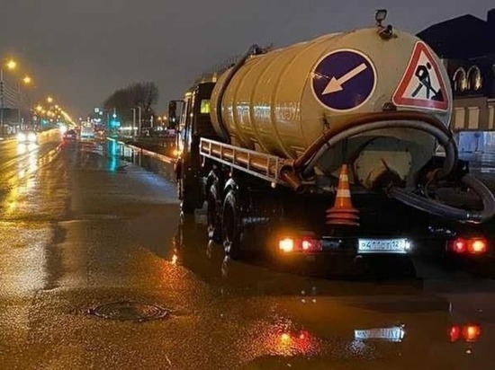 На улицах Краснодара с ночи откачивают воду
