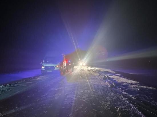 Пешеход погиб под колесами автомобиля на неосвещенной дороге в Псковском районе