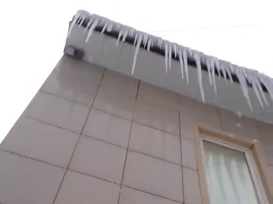 Ростовчане пожаловались на сосульки, свисающие с крыши магазина