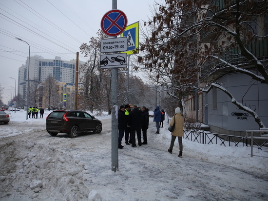 В Мурманске шлагбаумом перекрыли единственную дорогу к жилым домам