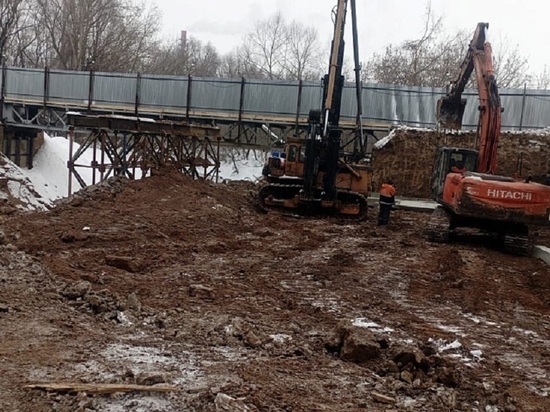 Строители, ремонтирующие мост через реку Ошторму, опередили график работ