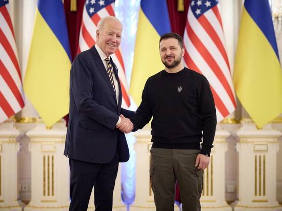 Байден пообещал Зеленскому полмиллиарда долларов во время визита в Киев
