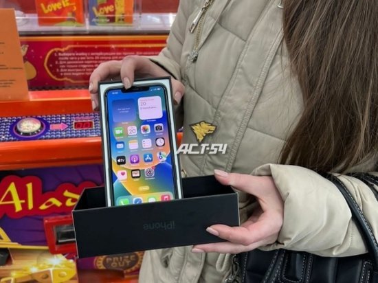 В Новосибирске девочке отдали выигранный IPhone после скандала с пустой коробкой