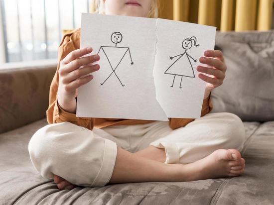 Психолог объяснила, как помочь ребенку пережить новость о разводе родителей