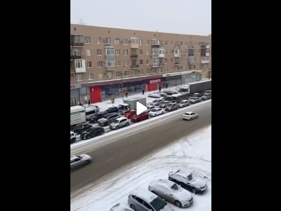 4 аварии и 10 баллов: центр Омска сковали мощные «пробки»