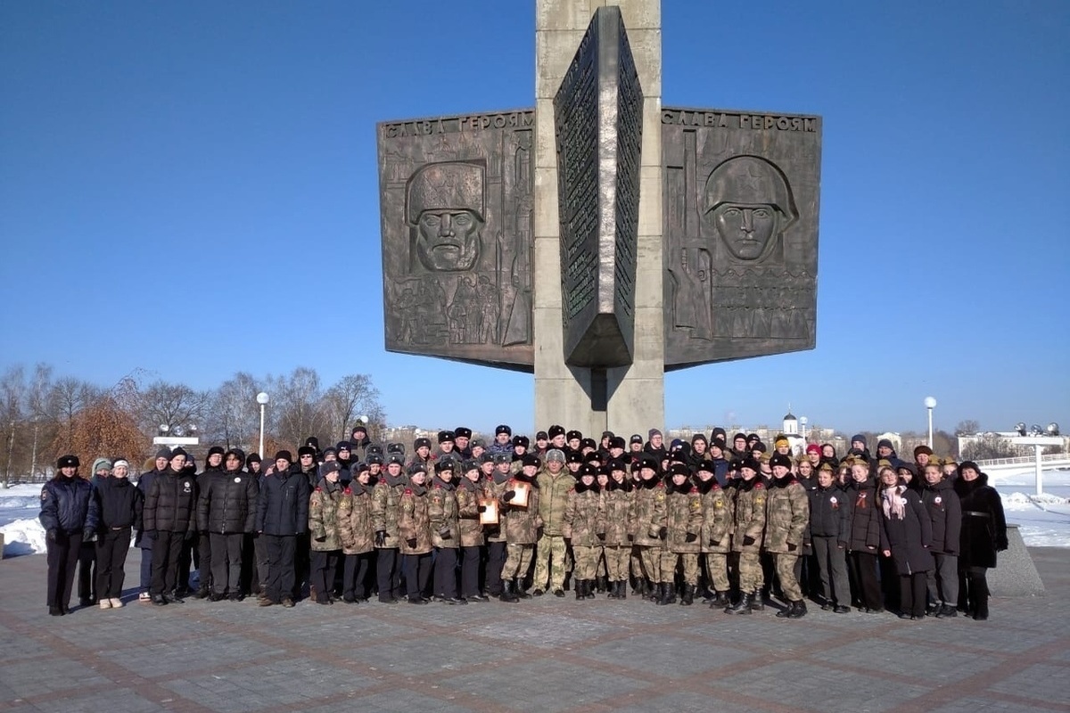 С днем защитника Отечества Росгвардия. Офицер Росгвардии. У подножья обелиска лепка. Росгвардия Адыгея.