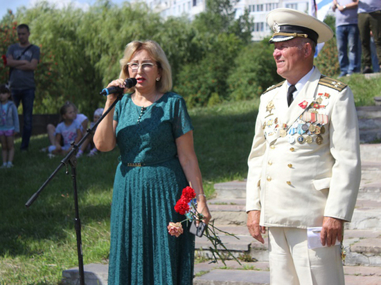 На Ореховом озере в память о погибших моряках на воду спустили венки