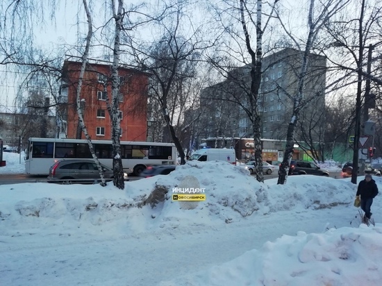 Автобус сбил бездомного в Калининском районе Новосибирска