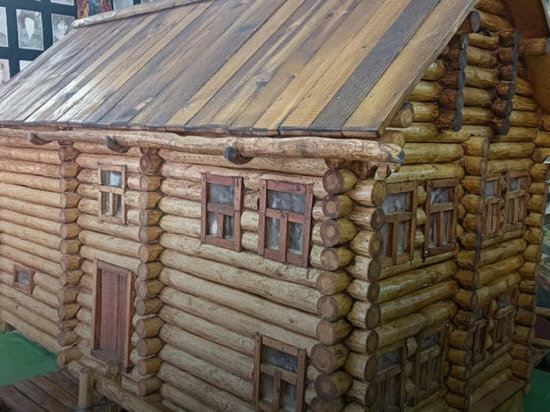 Мезенский мастер создал исторический макет двухэтажного деревянного дома