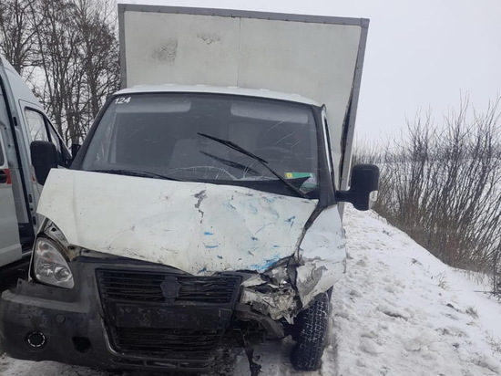 В Курской области в ДТП с двумя «Газелями» водитель сломал ногу