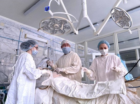 Омские врачи вырезали у 31-летней женщины миому размером с куриное яйцо
