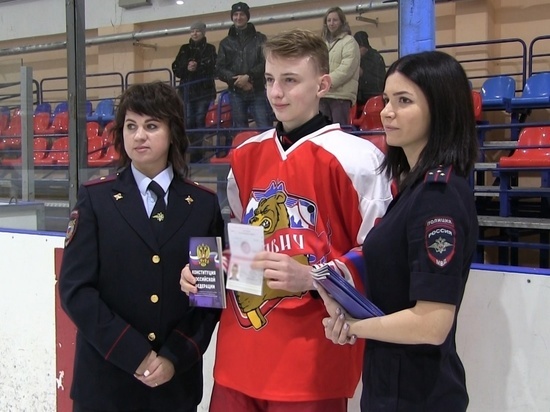 В Ярославле юным хоккеистам вручили паспорта прямо на льду
