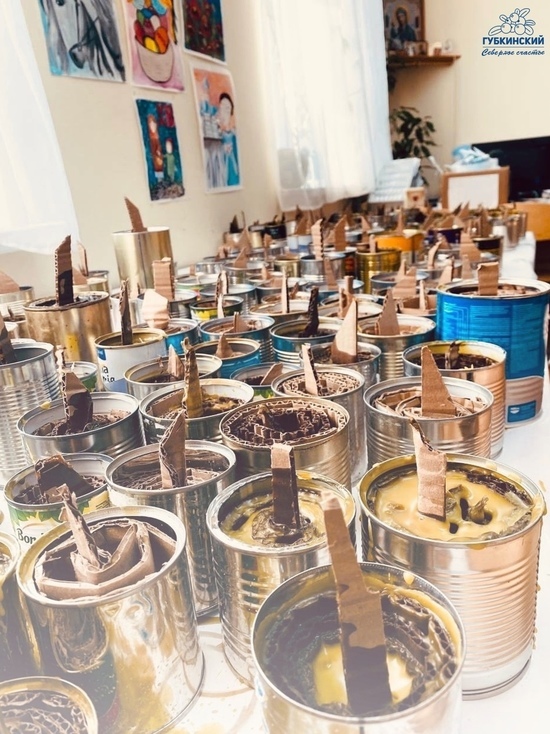 В Губкинском ученики и педагоги воскресной школы сделали 200 окопных свечей для бойцов СВО