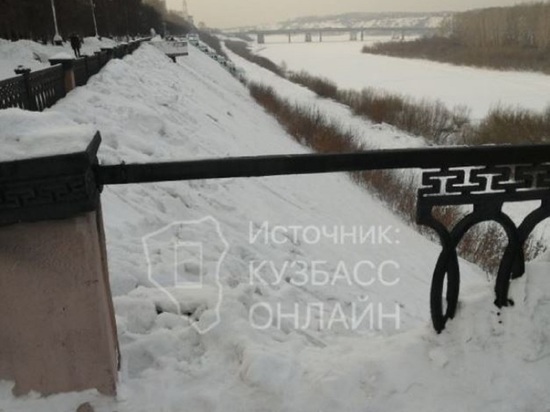 Снегоуборочная техника сломала часть чугунной ограды на набережной в центре Кемерова