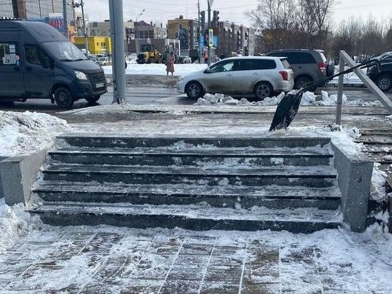Пять опасных лестниц расчистили в Южно-Сахалинске после обращений к мэру