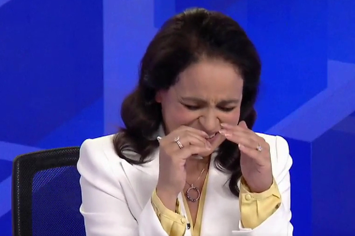 Ведущий смеётся над голосом гостя с переводом. Ведущая канала россия. Ведущая смеётся в эфире. Ведущая новостей смеется. Телеведущая ржет.