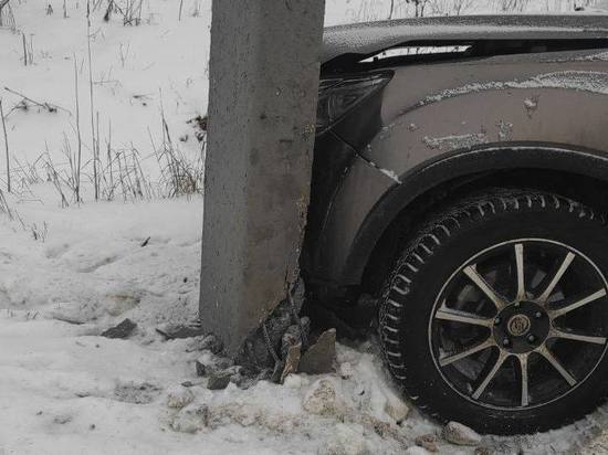 В Туле на Венёвском шоссе 21 февраля иномарка врезалась в опору ЛЭП