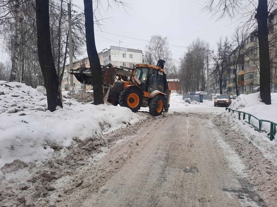 На улицах Чебоксар продолжается уборка снега