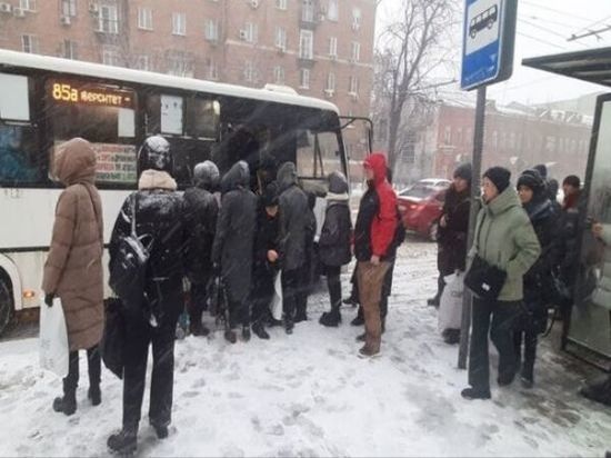 Ростовчане больше часа ждут общественный транспорт из-за снегопада