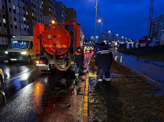 В Калининграде коммунальщики разбираются с последствиями шторма