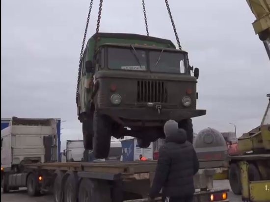 Три спецмашины с гуманитарной помощью отправились в зону спецоперации из Ленобласти