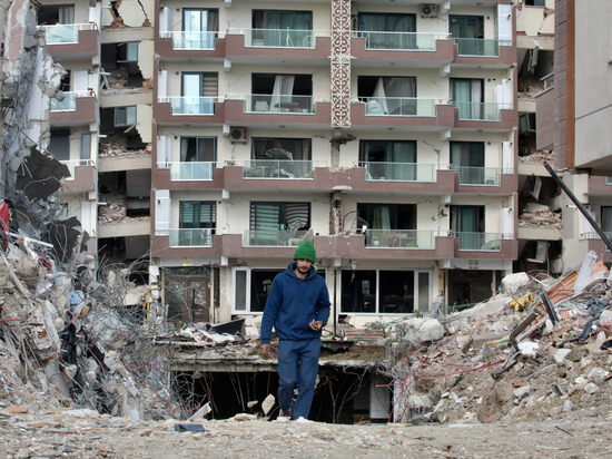 После нового землетрясения в Турции завалило людей, вернувшихся в устоявшие дома