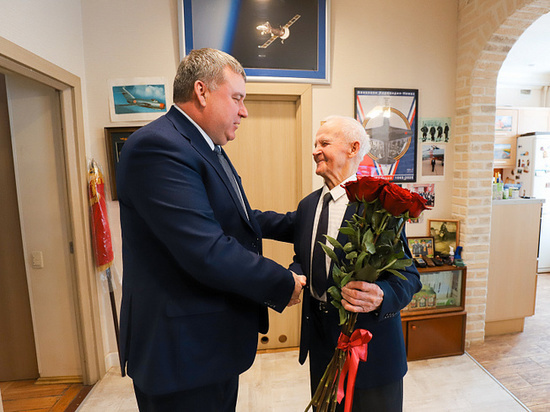 Глава тульской администрации поздравил ветерана ВОВ с 23 февраля
