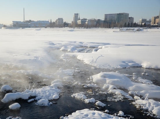Женщина спасла ребенка, провалившегося под лед в Екатеринбурге