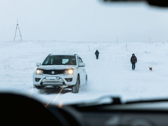 По словам губернатора, непривычные к Арктике водители зачастую «едут на эту дорогу, сидят в машине в тапочках»