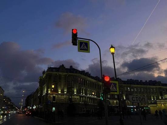В Петербурге установили первый экспериментальный многофункциональный светофор