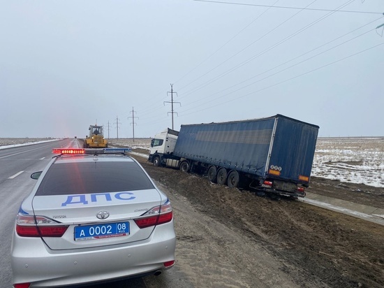 Житель Санкт-Петербурга поблагодарил калмыцких полицейских за оказанную помощь на дороге