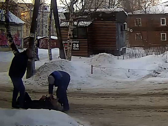 В центре Архангельска средь бела дня двое мужчин избили дедушку