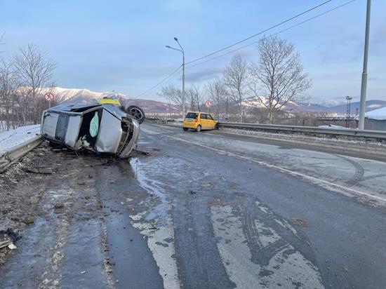 Двоих человек госпитализировали после ДТП в Южно-Сахалинске