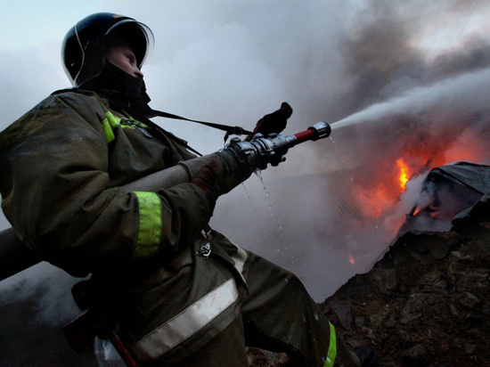 Пожарные ликвидировали возгорание частного дома в Уссурийске