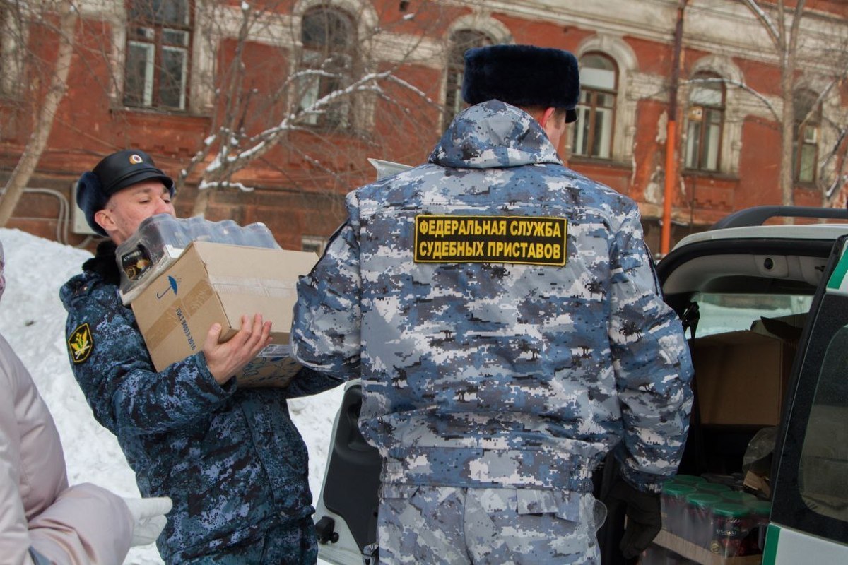 Судебные приставы привезли раненым бойцам из красноярского военного  госпиталя продуктовые наборы - МК Красноярск