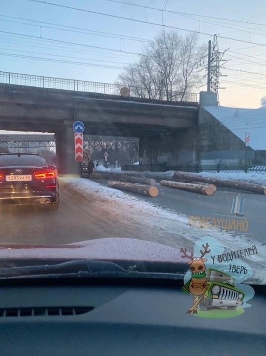 "Пункт назначения": дорогу в Твери завалило бревнами