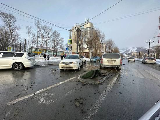 «Снес островок безопасности»: два автомобиля жестко столкнулись в Южно-Сахалинске