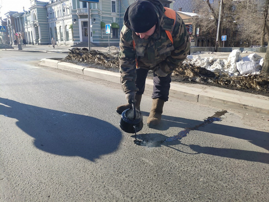 Трещины на дорогах начали заливать в центре Хабаровска