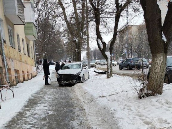 После ДТП в Туле на Дмитрия Ульянова легковушка вылетела на тротуар