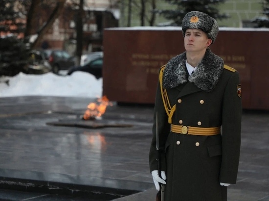 «Вечный огонь Славы»: торжественное возложение цветов в память воинов, отдавших жизнь за Родину, прошло 22 февраля