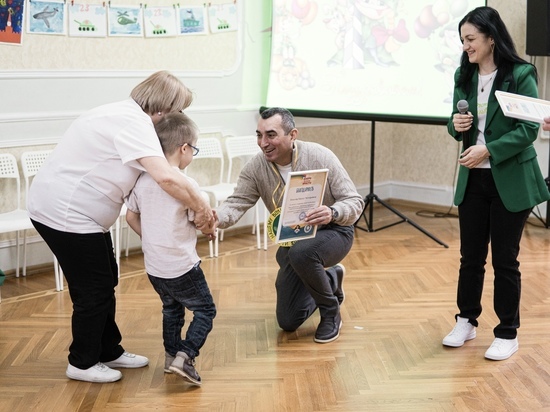 Депутат ЗСК Борис Юнанов посетил праздник в центре «Дети Лучики»