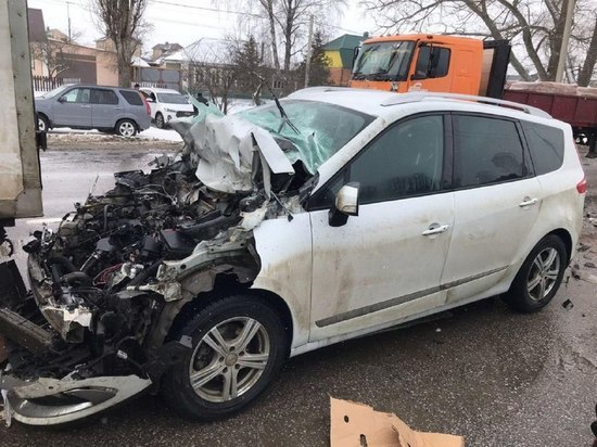 Под Воронежем пожилой водитель наехал на стоящий автомобиль: есть пострадавший