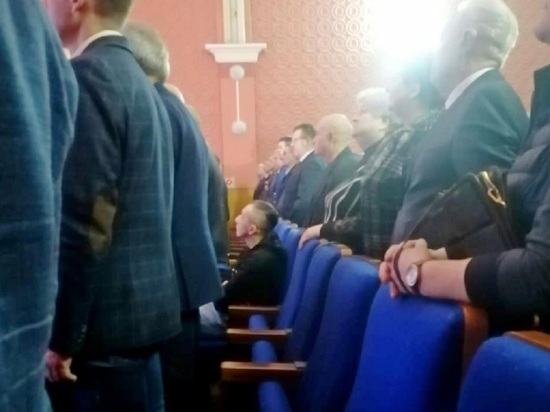 Калужский депутат объяснил игнорирование гимна России перетренированными ногами