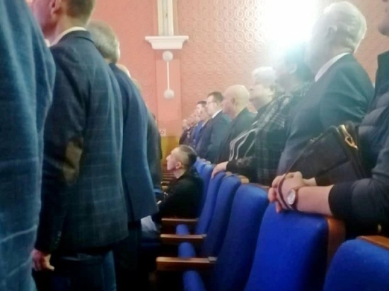 В Калужской области сидевшего во время гимна депутата оштрафуют
