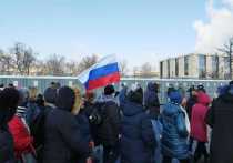 На митинг-концерт в Лужниках, посвященный Дню защитника Отечества, несмотря на холодную погоду, постепенно прибывает все больше и больше людей