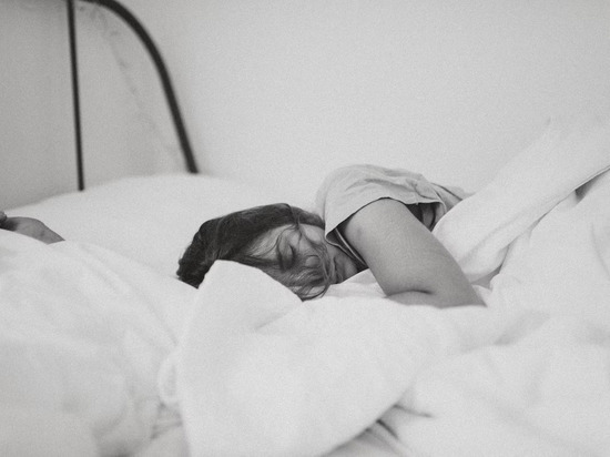 Средняя продолжительность сна зимой возрастает у взрослых на 62 минуты