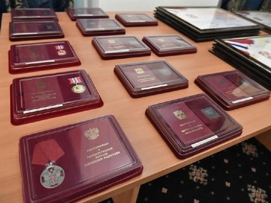 Губернатор Омской области Александр Бурков вручил 26 госнаград и знаков отличия