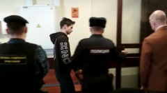 В Троицкий суд доставили Никиту Селюнина, подбросившего бомбу своей соседке: видео