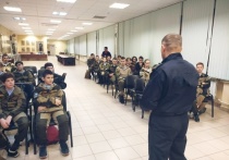 Курсанты серпуховского военно-спортивного центра «Маргеловец» пообщались с участником СВО и смогли задать интересующие их вопросы